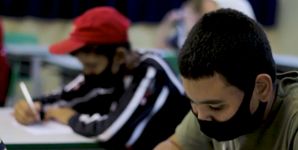 The Periscópio programme works to train teachers in schools to reach teenagers and young adults about the harmful effects of alcohol.