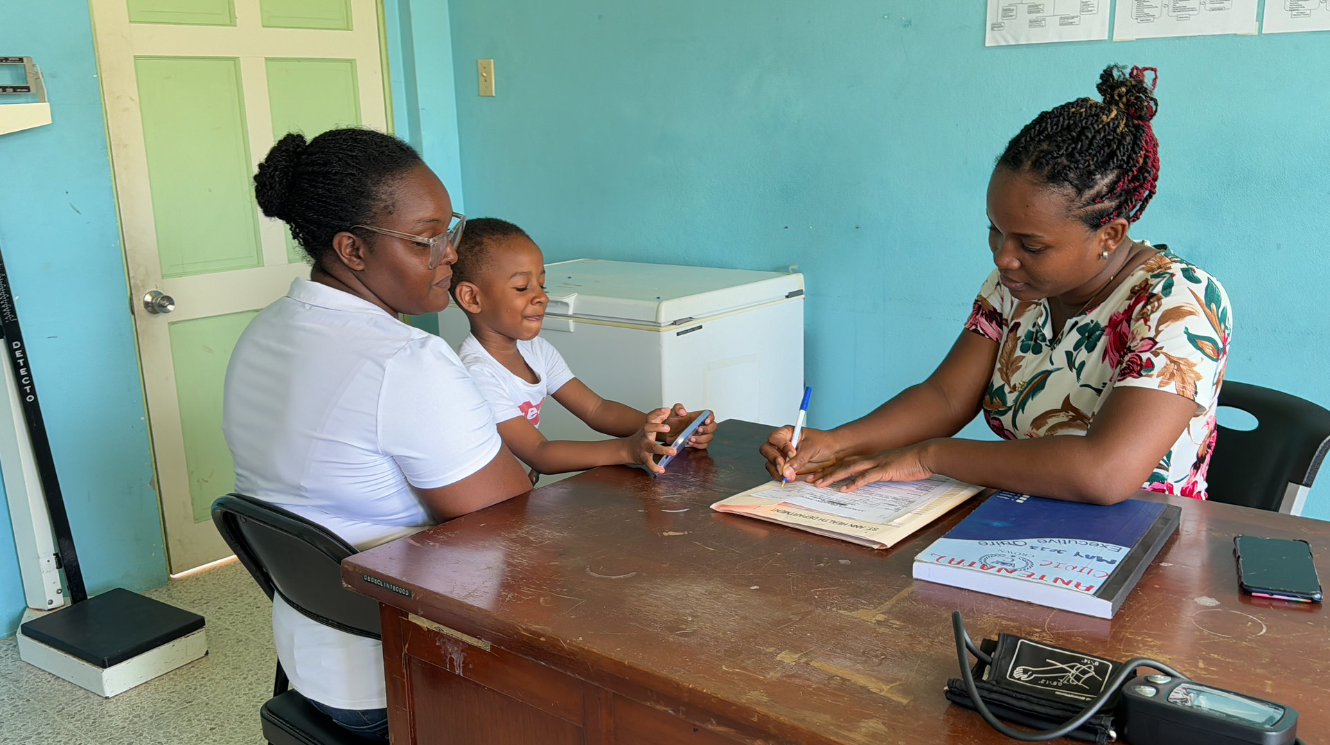 jamaica-emtct-2024-paho_1920 Health worker attending mother in Jamaica