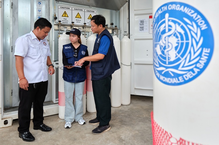 _XH22409 man checking the oxygen tanks