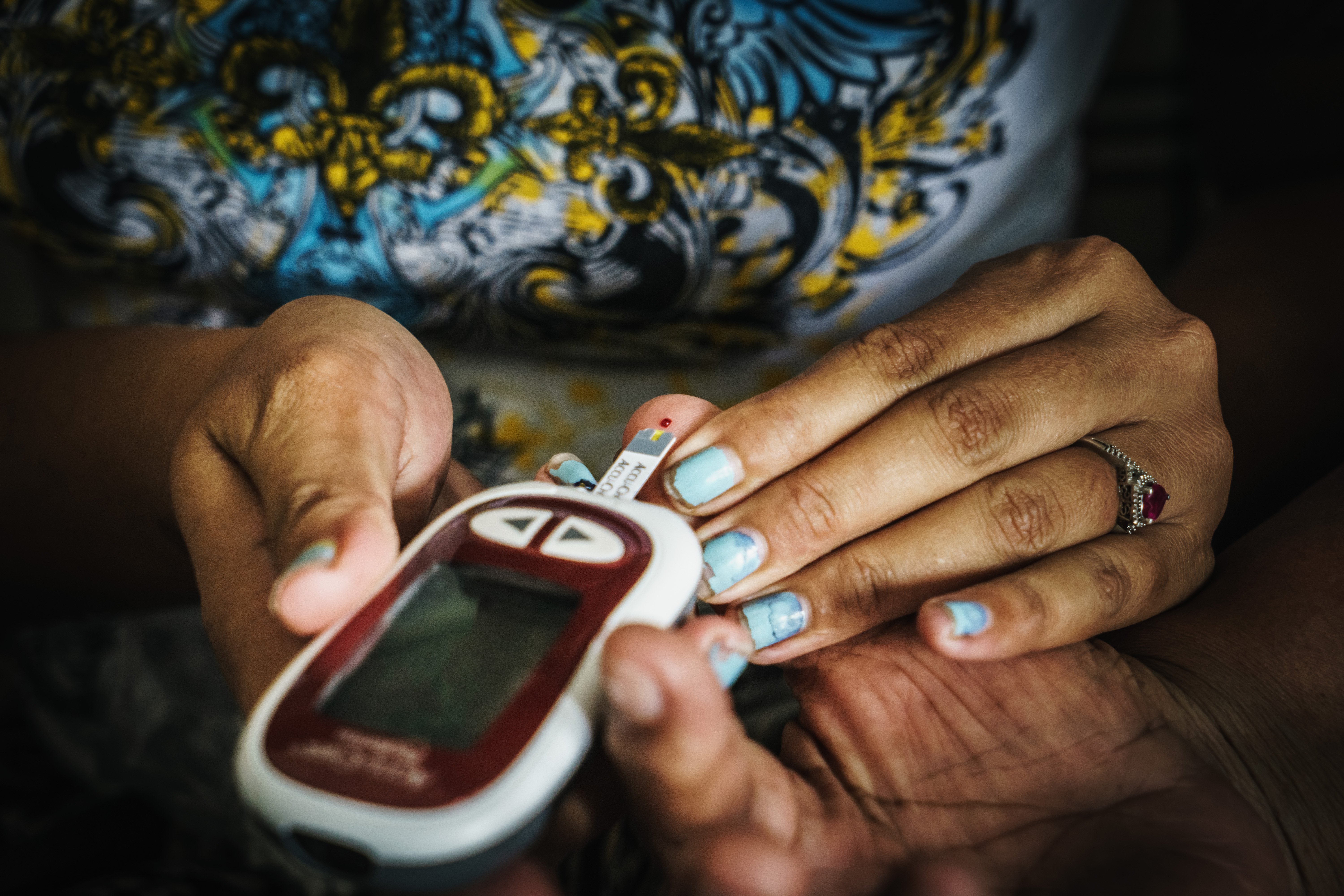 Diabetes 2_FR Une personne mesure sa glycémie.
